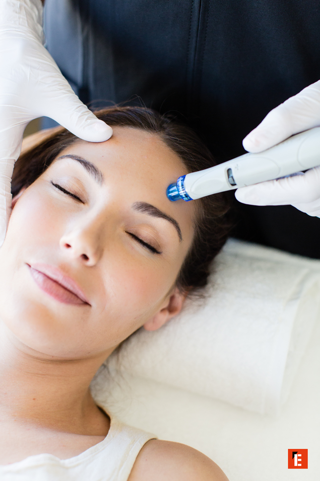 soin du visage avec appareil dermatologique