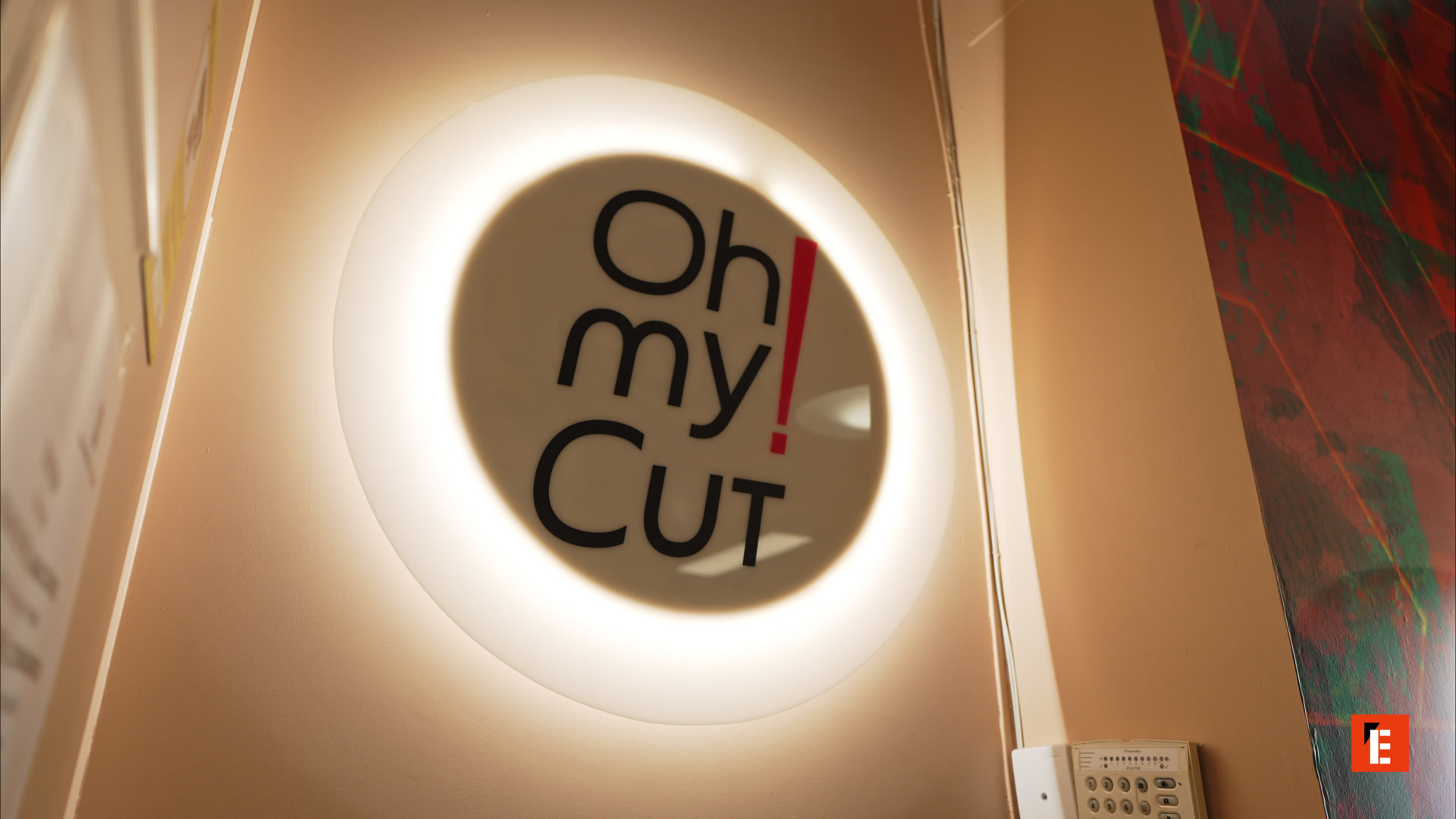 letrero iluminado oh my cut en peluquería moderna