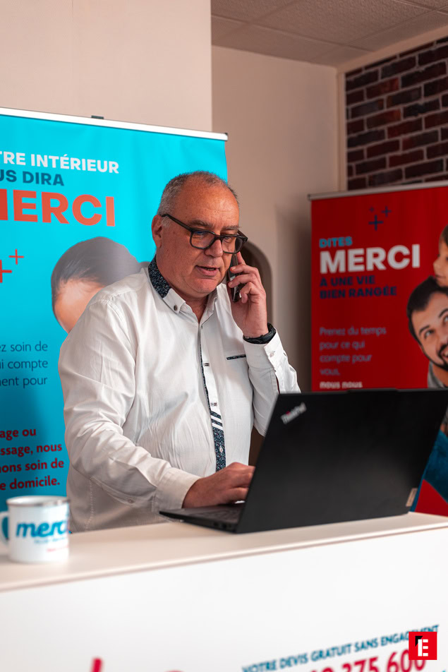 réunion collaborative à trois dans un bureau