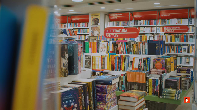 libreria interna: scaffali fantasy e classici accoglienti