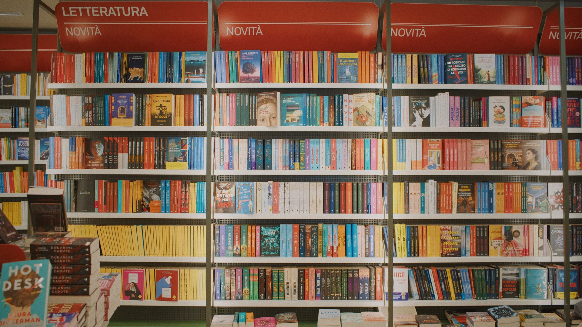 novità letteratura: scaffali colorati in libreria