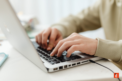 mains au clavier dordinateur portable, ambiance studieuse