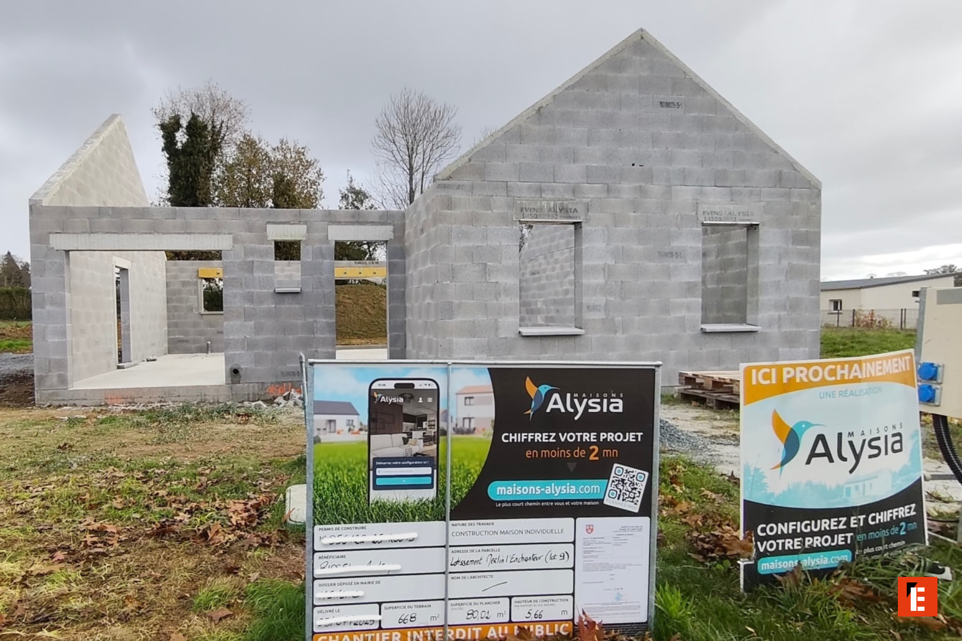 maison en construction en parpaings avec panneaux alysia