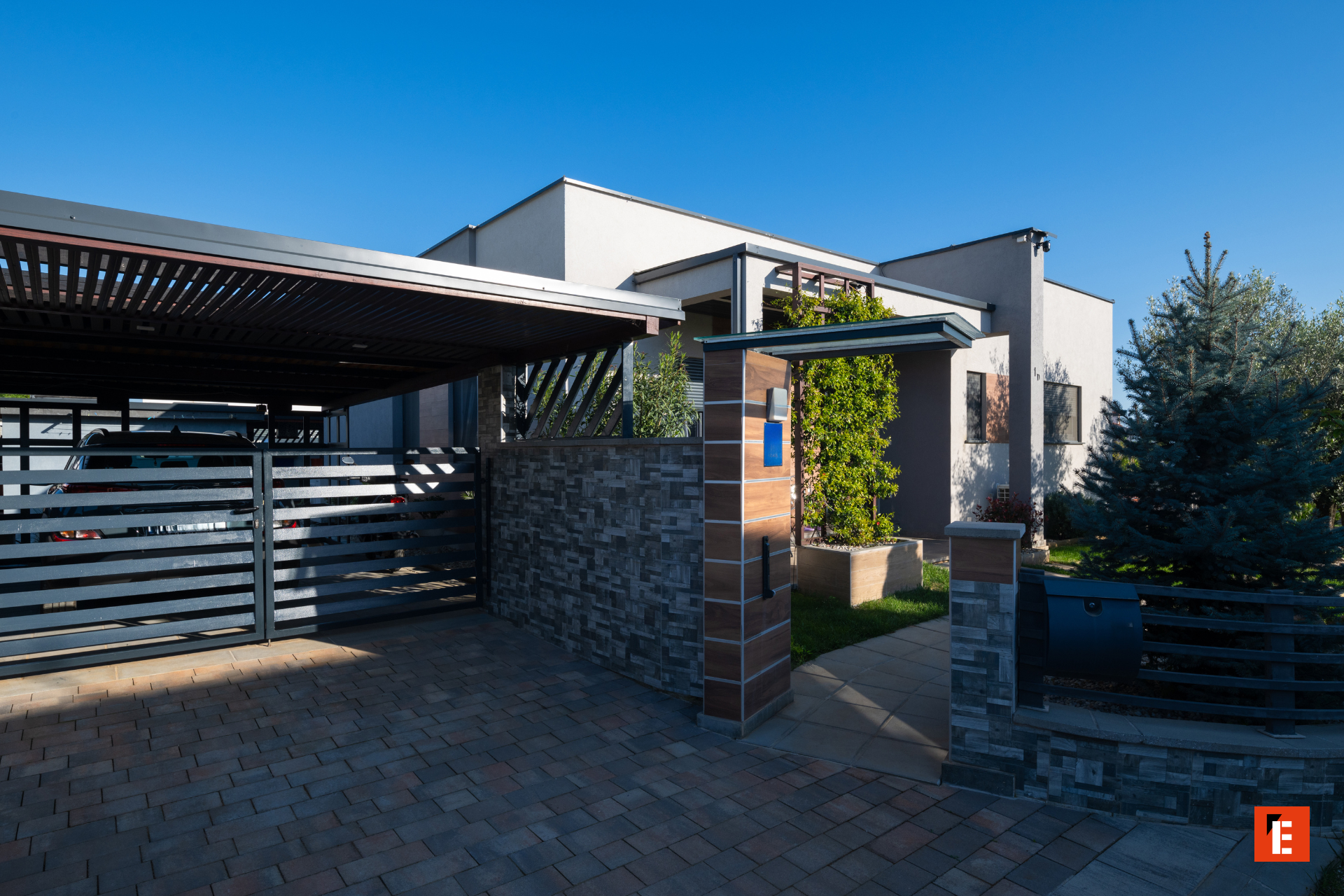 maison contemporaine minimaliste à toit plat et carport