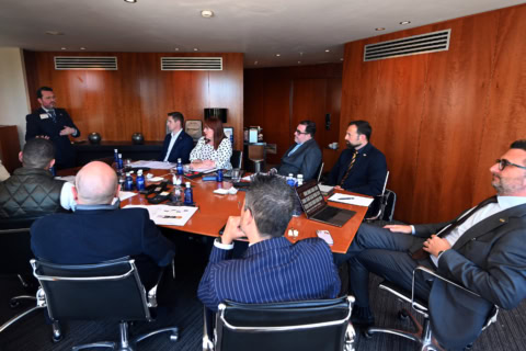 sala de conferencias ceos con proyector y networking