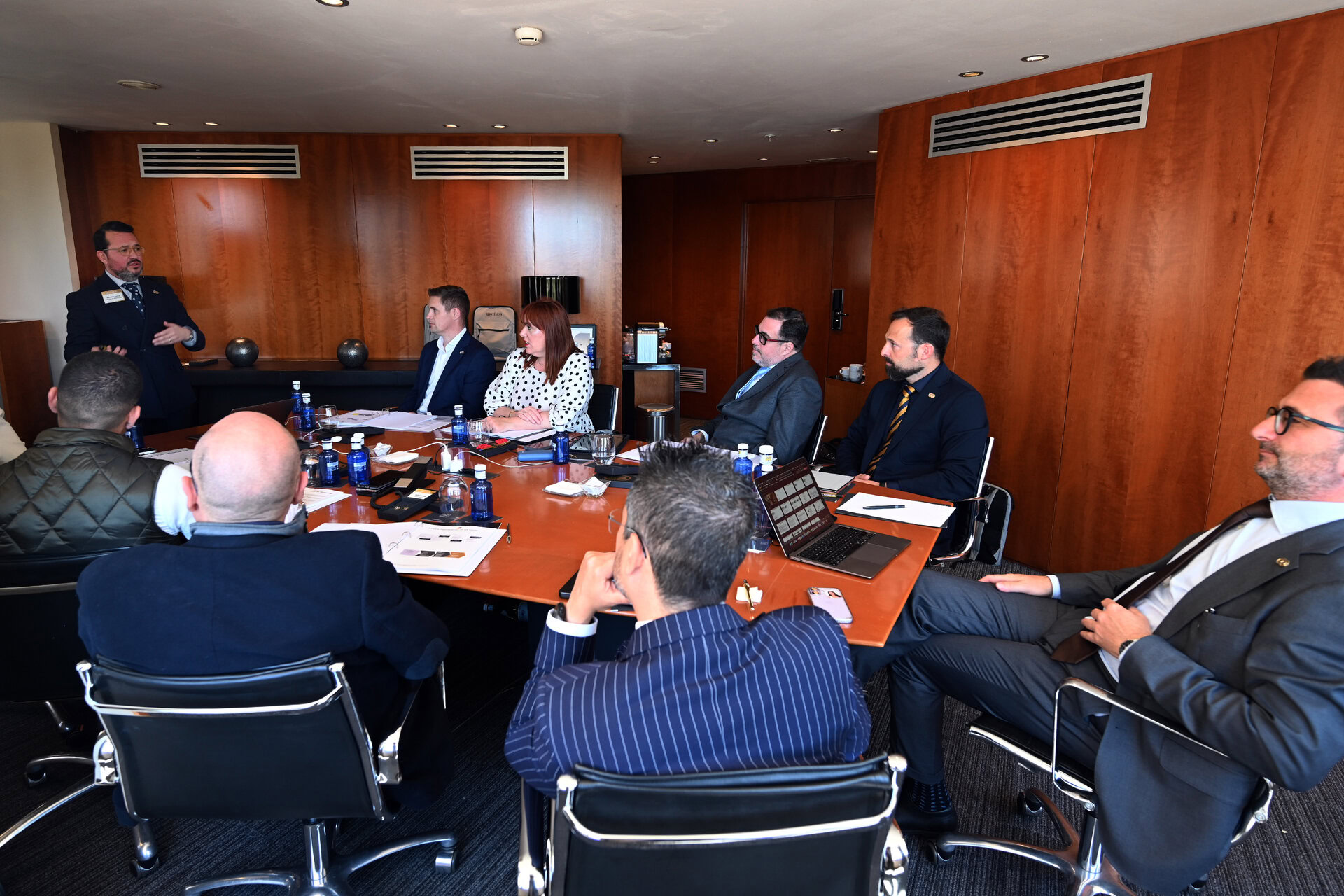 sala de conferencias ceos con proyector y networking