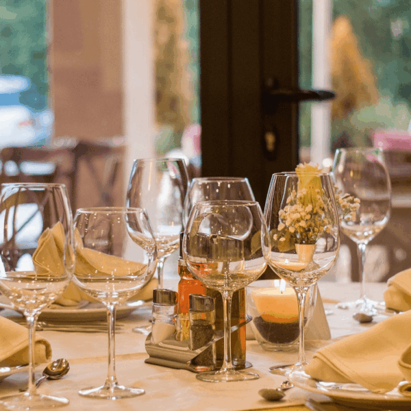 mesa con copas, platos en restaurante