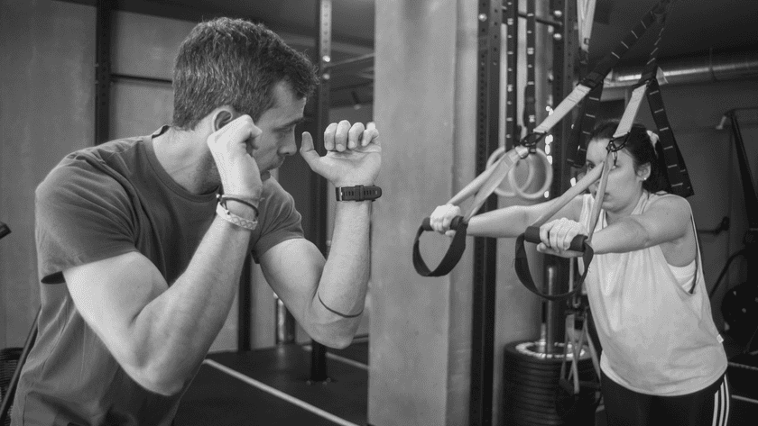 mujer haciendo deporte y entrenador