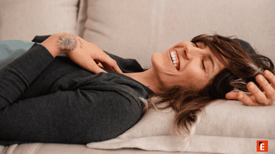mujer tumbada sofá