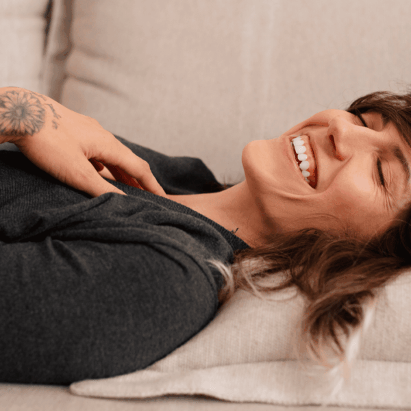mujer tumbada sofá