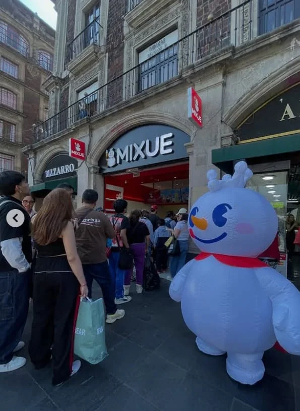 muñeco nieve mixue en la calle