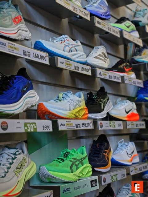 présentoir de chaussures de course — asics, nike, adidas