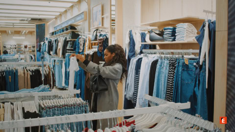 cliente in boutique esamina maglietta bianca