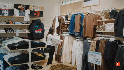 pantaloni in offerta nel negozio di abbigliamento