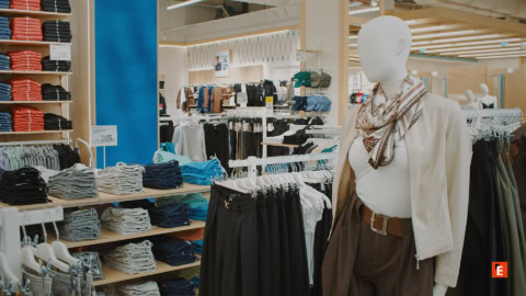 vetrina boutique: manichino con look neutro elegante