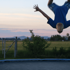 niño saltando en cama elástica