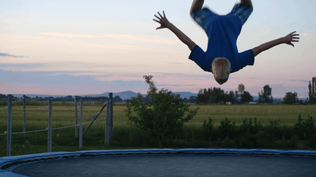 niño saltando en cama elástica