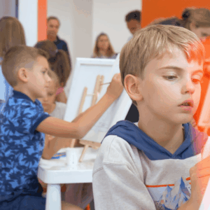 niños aprendiendo dibujando