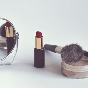 objetos de cosmética y pequeño espejo