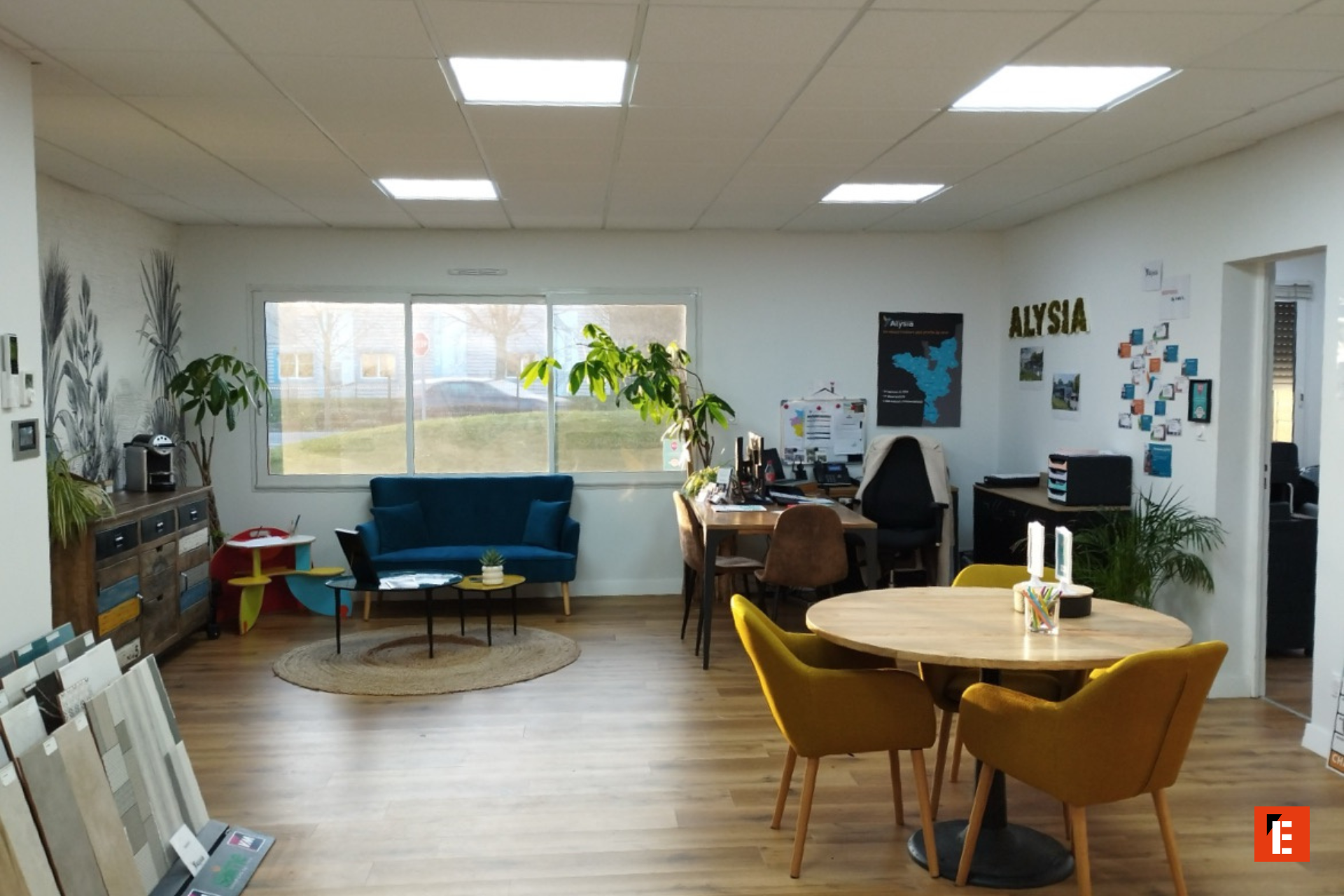 open space lumineux avec coin salon et bureaux