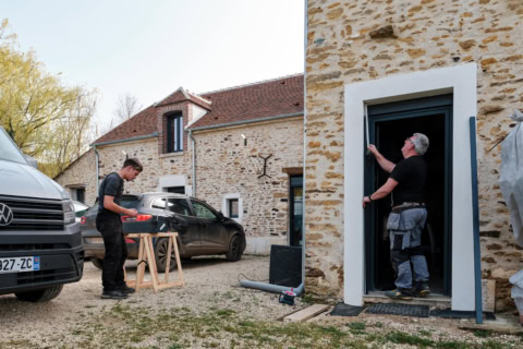rénovation maison en pierre : pose de porte par artisans