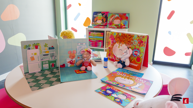 kolorowy kącik dziecięcy z półkami i pluszakami