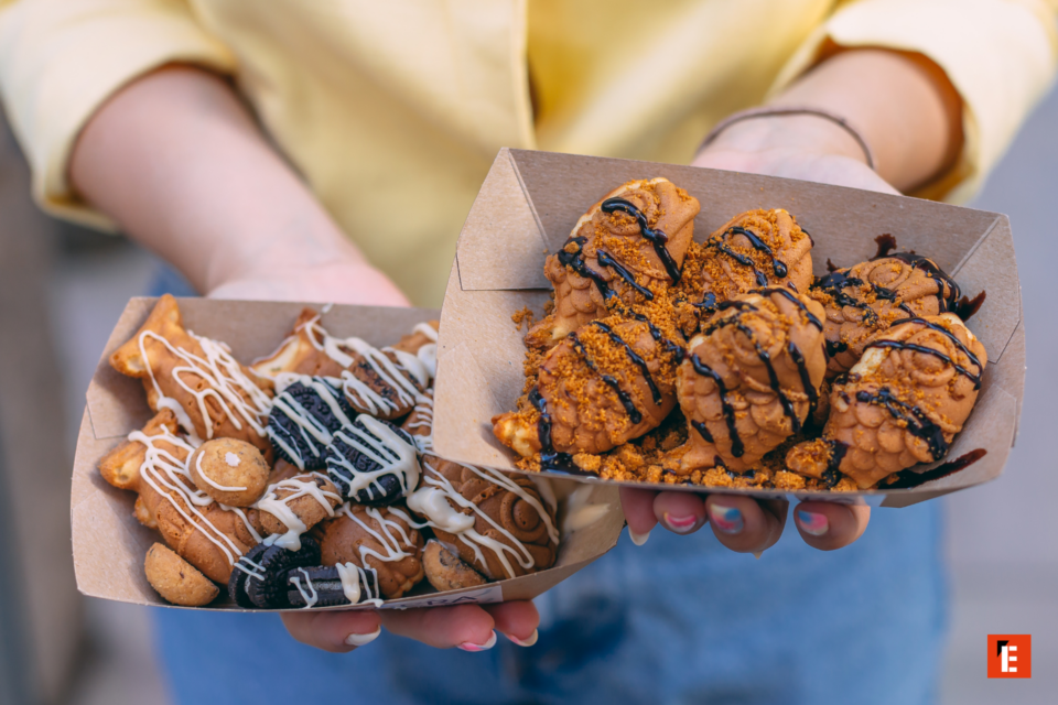 dulces callejeros: pasteles en forma de pez y galletas oreo