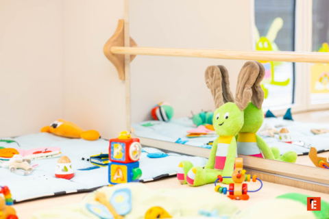 peluche colorée sur chaise denfant