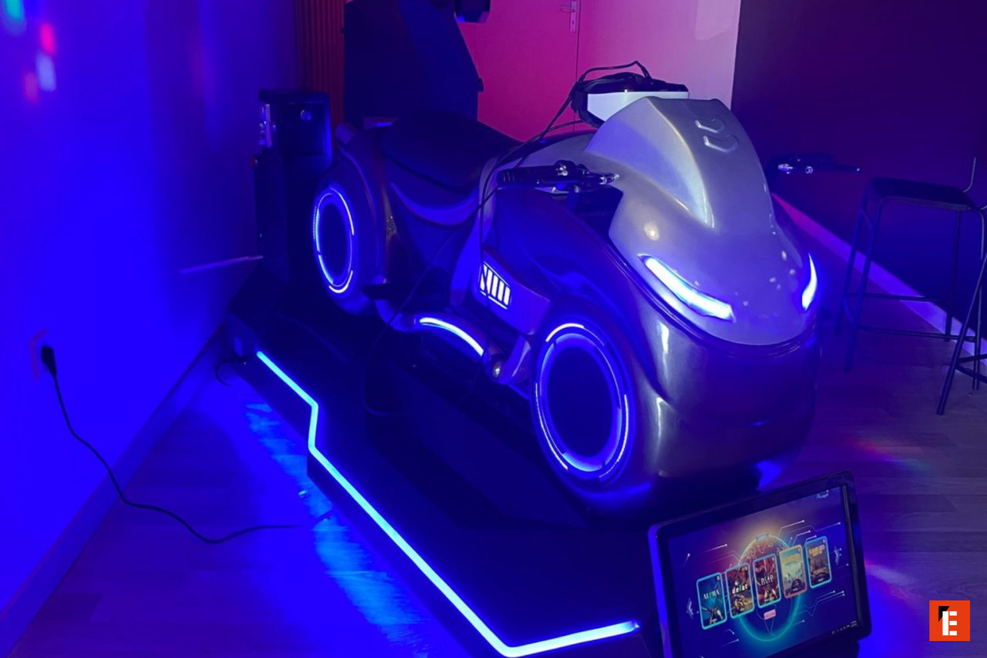 simulateur moto vr néon arcade futuriste