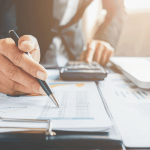 persona con boli y calculadora