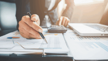 persona con boli y calculadora