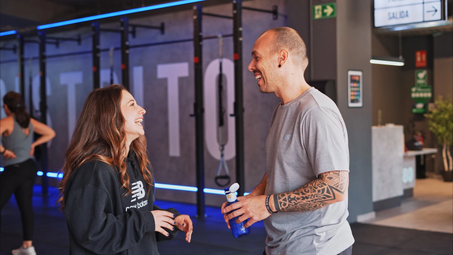 risas y entrenamiento en gimnasio moderno