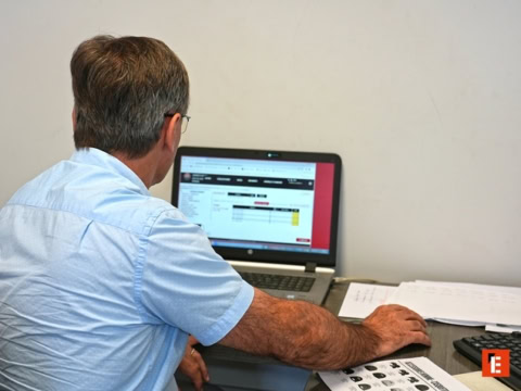 ordinateur portable au bureau: tableau de bord et documents