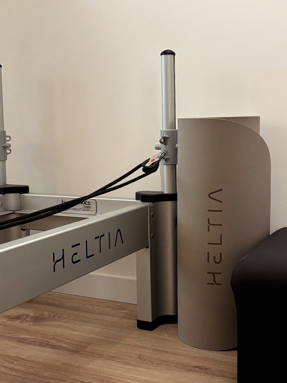 reformer de pilates heltia en estudio minimalista