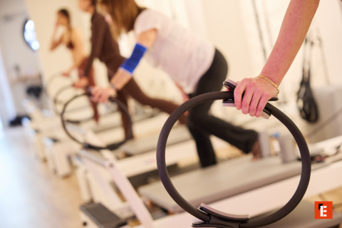 mano sosteniendo aro de pilates en reformer