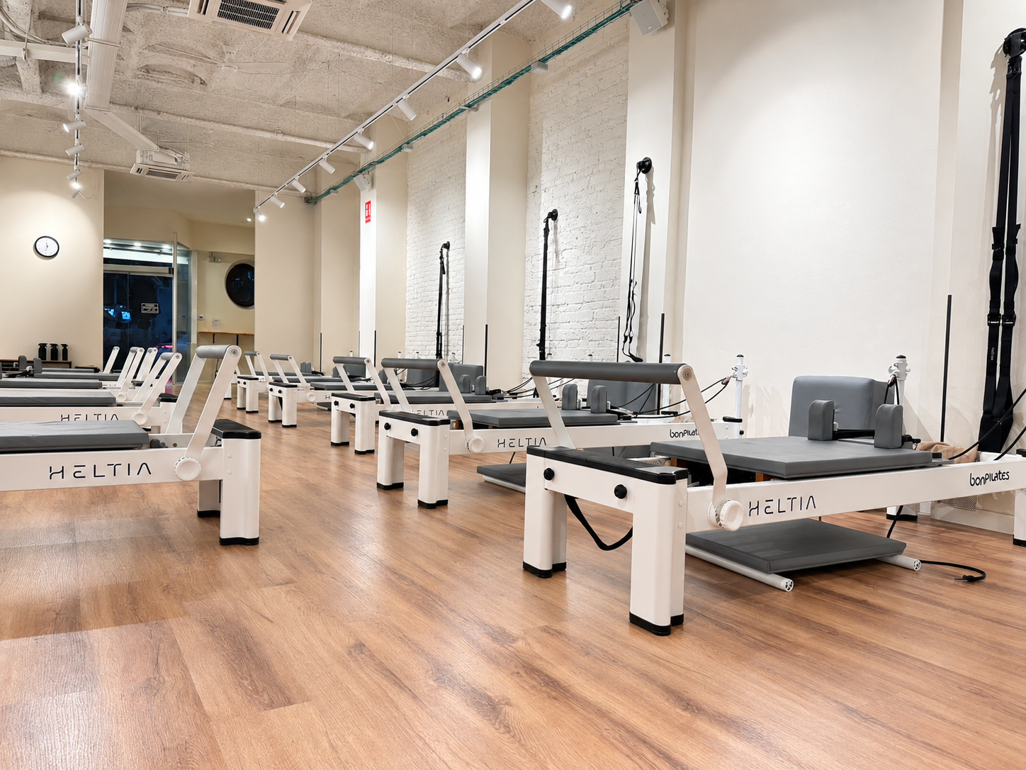 estudio de pilates minimalista con reformers