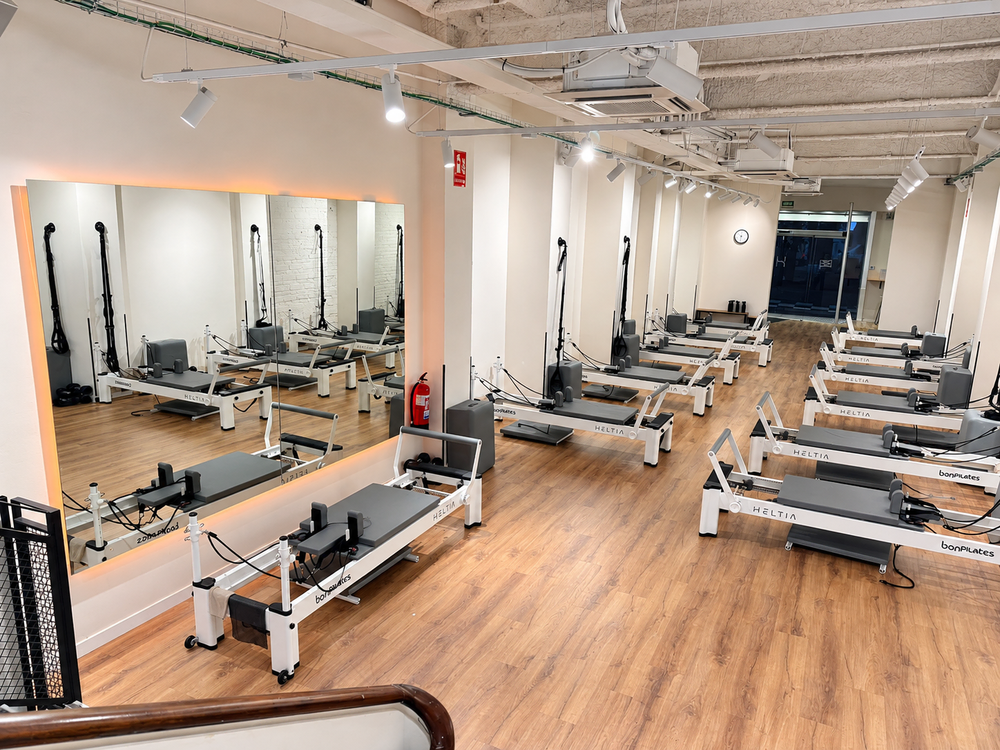 studio de pilates con reformer y espejo