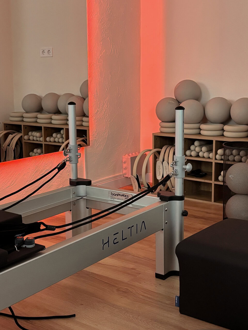 estudio de pilates cálido con reformer minimalista