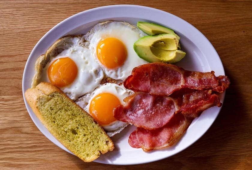 plato huevos bacon