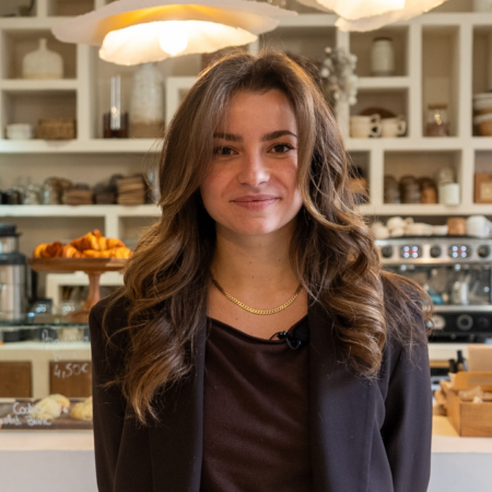 portrait dune barista souriante dans un café artisanal