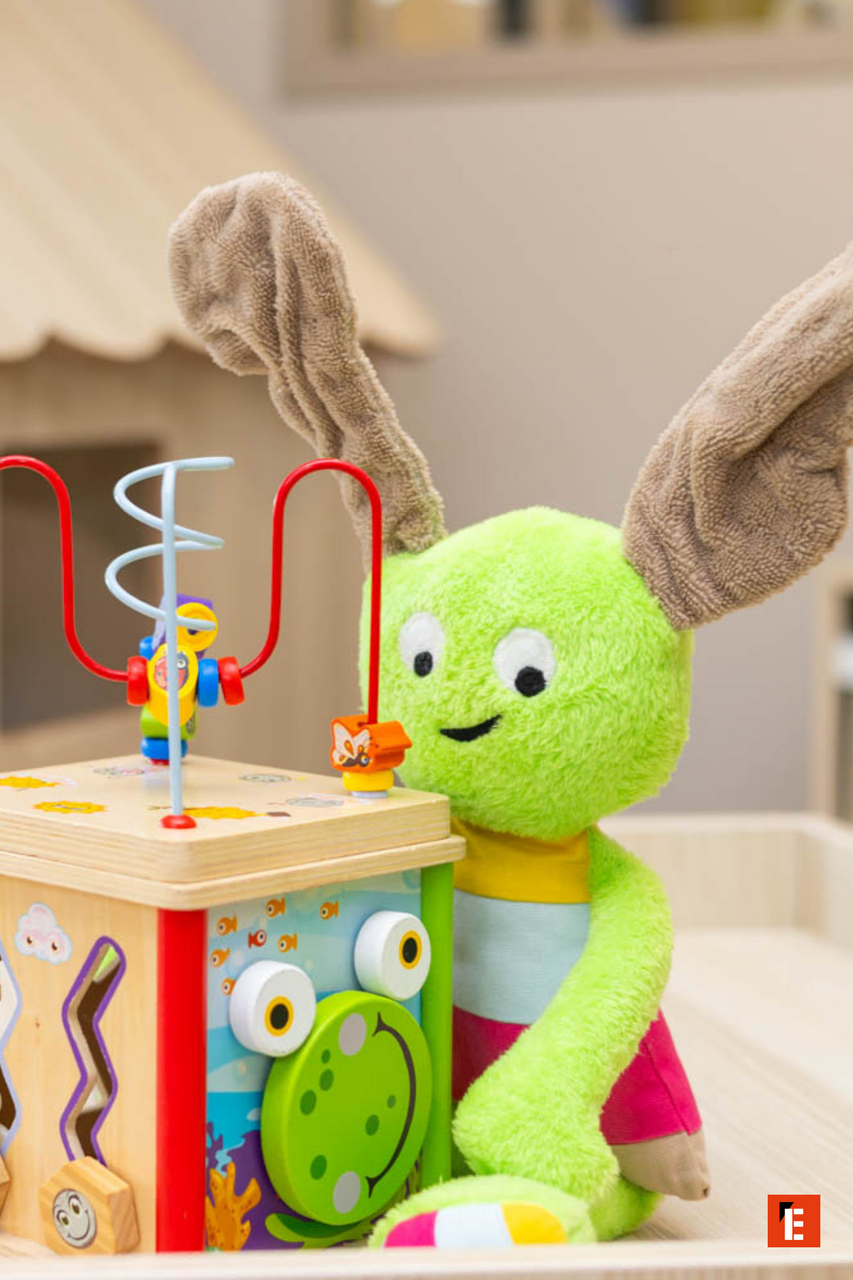 train jouet coloré avec personnages en plastique