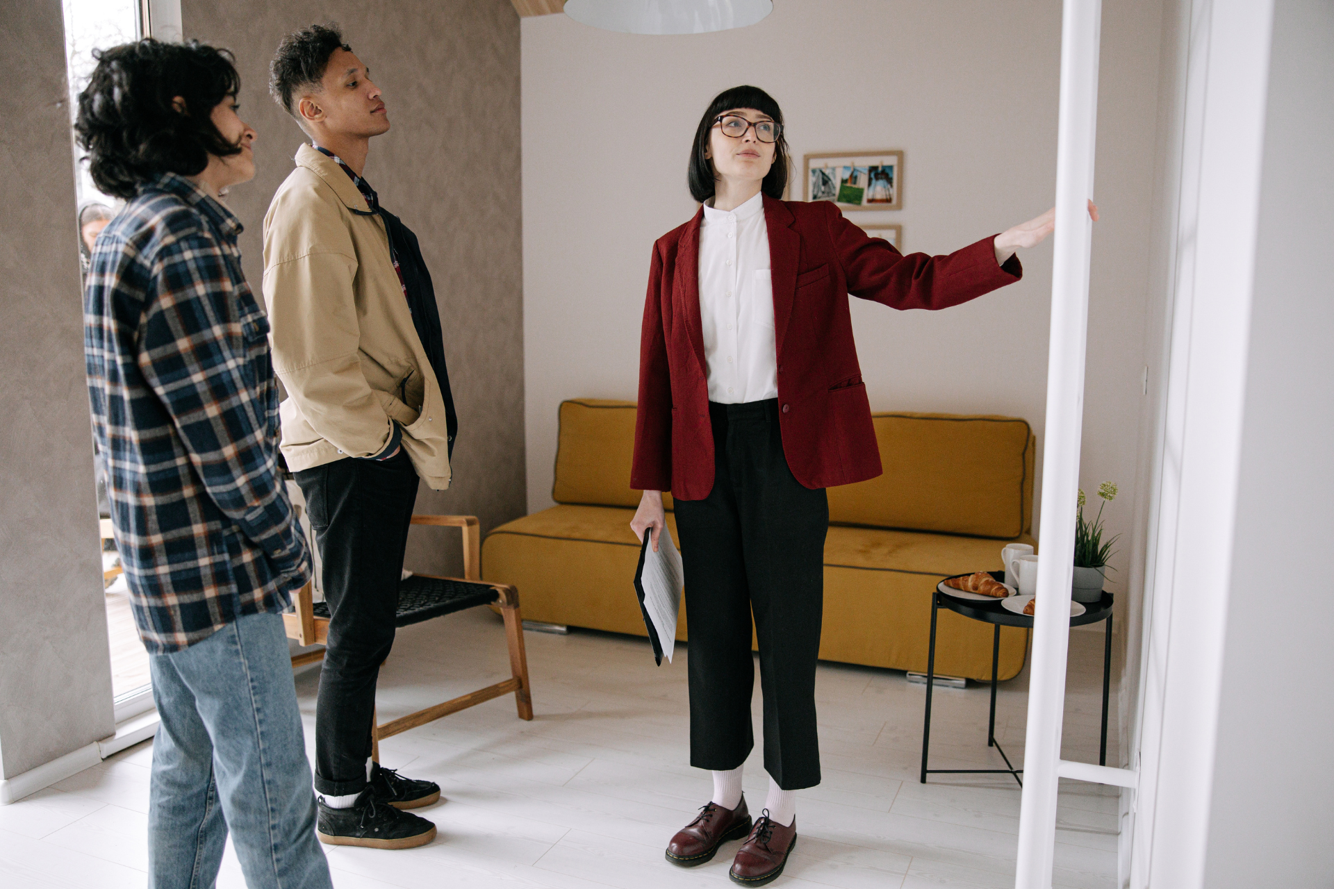 visite immobilière dans un salon moderne