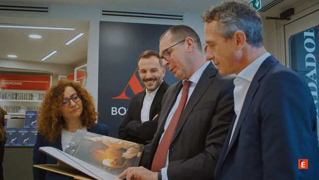 quattro professionisti ammirano libro illustrato in libreria