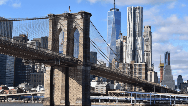 puente y rascacielos en nueva york