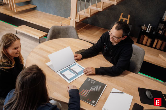 réunion design et Échantillons autour dune table ronde