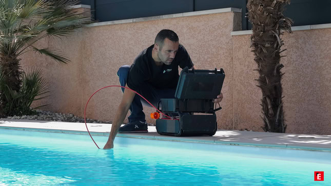 caméra thermique portable inspecte lampe et mur