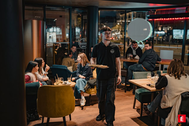 serveur en action dans café moderne nocturne