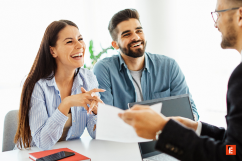 couple souriant lors dune réunion professionnelle