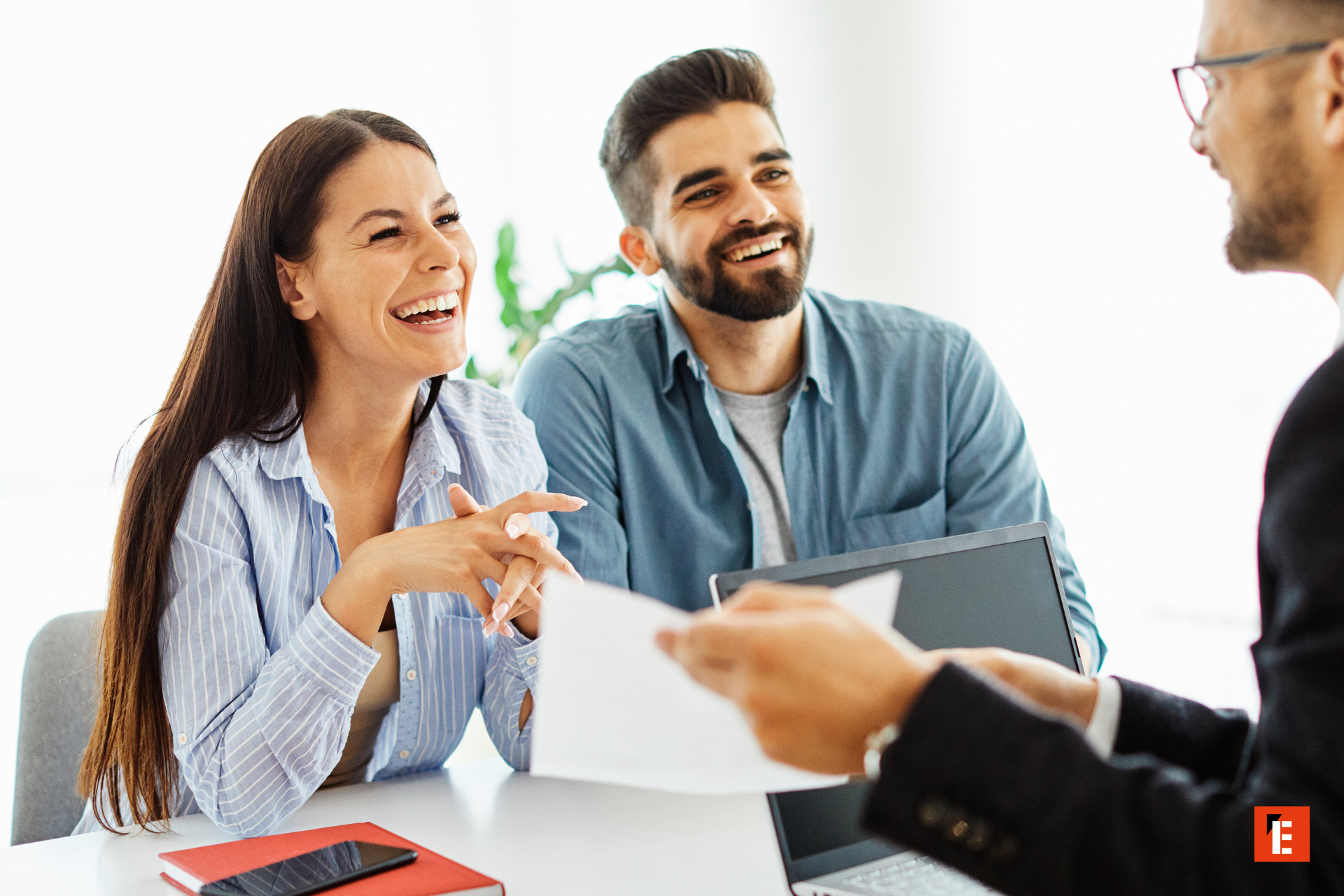 couple souriant lors dune réunion professionnelle