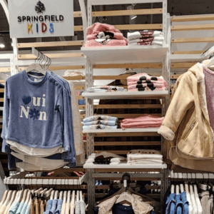 ropa infantil en una tienda